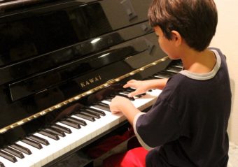 Mon enfant veut apprendre le piano : écoles et formation musicale